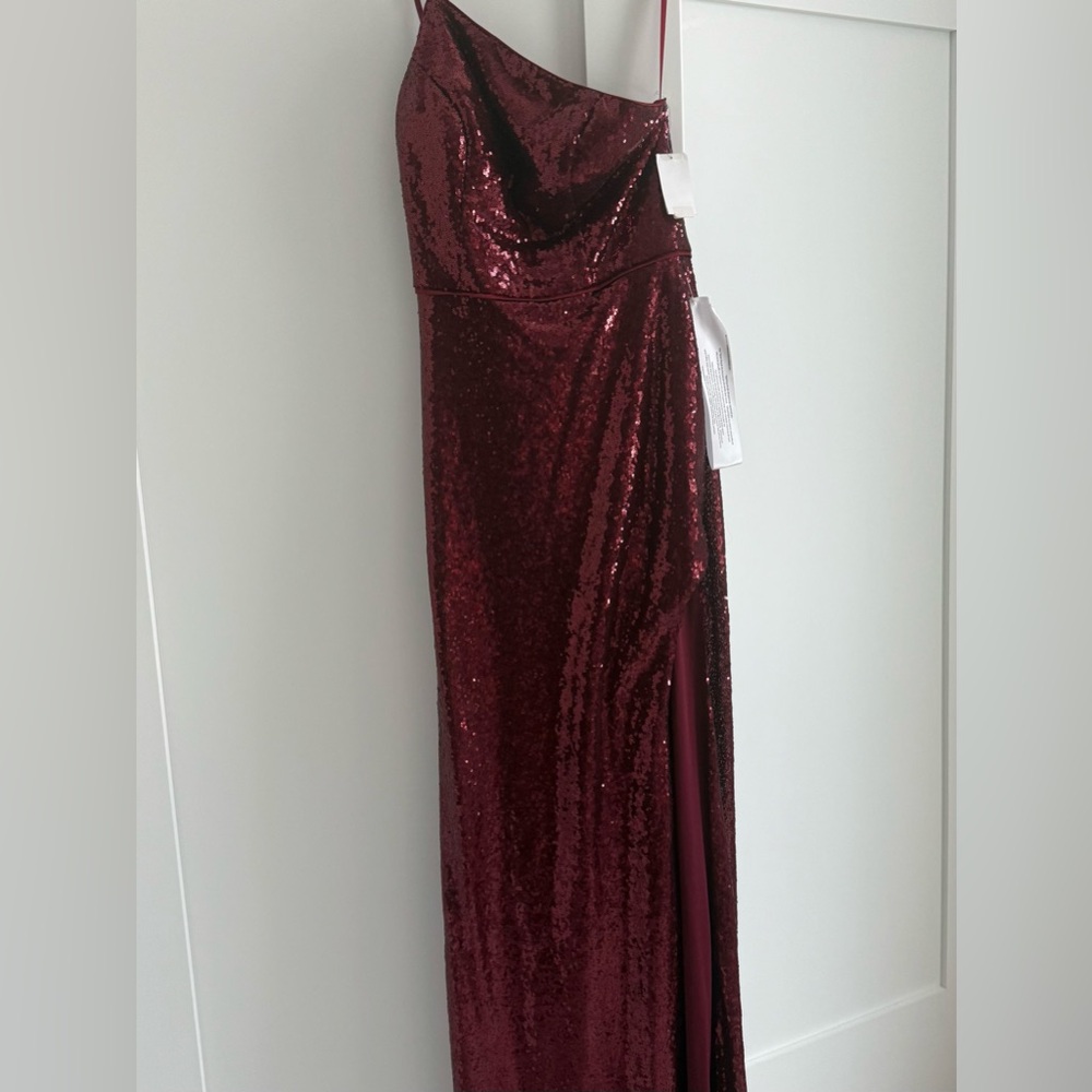 Leena by Mac Duggal Formal sequin dress. Brand New. Color is burgundy